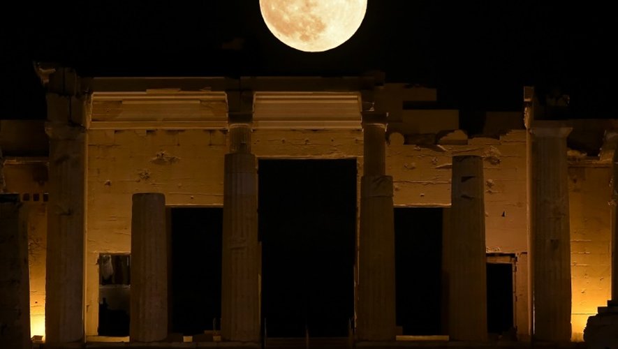 Une "super Lune" au-dessus de l'Acropole, le 14 novembre 2016 à Athènes, en Grèce