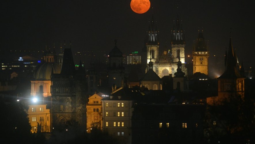Une "super Lune" au-dessus de Prague, le 14 novembre 2016