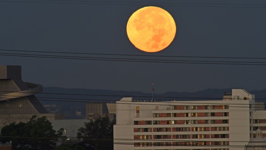 Une "super Lune" visible dans le ciel de Los Angeles, le 14 novembre 2016, en Californie