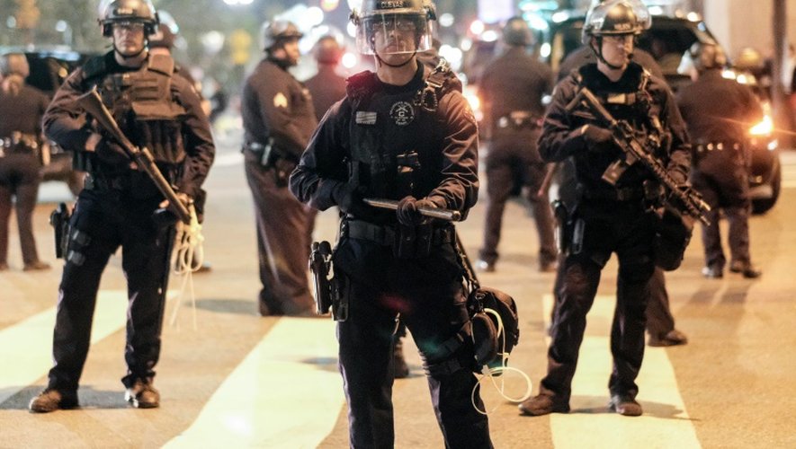 Policiers anti-émeutes déployés devant la mairie le 13 novembre 2016 à Los Angeles
