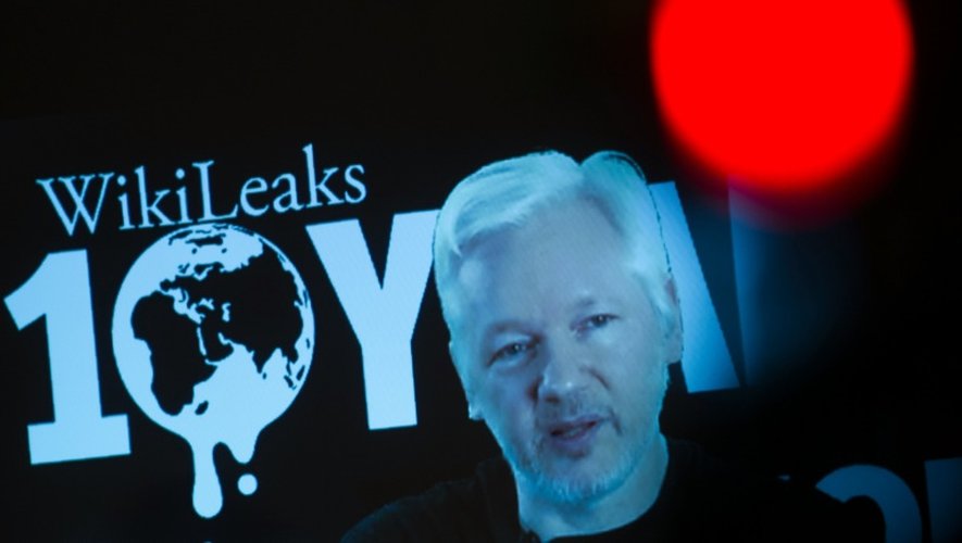 Julian Assange, fondateur de WikiLeaks, intervient par vidéo depuis Londres à une conférence de presse consacrée au 10 ans de sa plateforme internet, le 4 octobre 2016 à Berlin