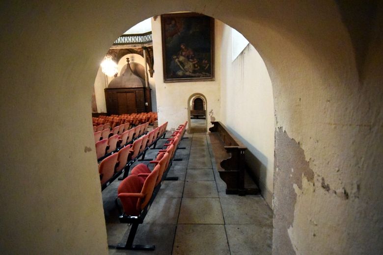 Conseil départemental et Bâtiments de France, au chevet de la Chapelle royale ; ils vont travailler de concert pour redonner au lieu son lustre en toute sécurité.