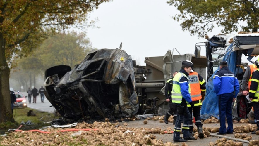 Des gendarmes et secours sur le site de l'accident entre un car de ramassage scolaire et un poids lourd à Bavincourt, près d'Arras le 14 novembre 2016