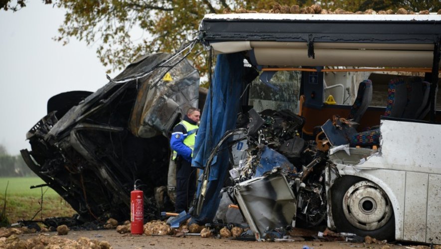 Des gendarmes sur le lieu d'un accident entre un bus scolaire et un poids lourd à Bavincourt près d'Arras le 14 novembre 2016