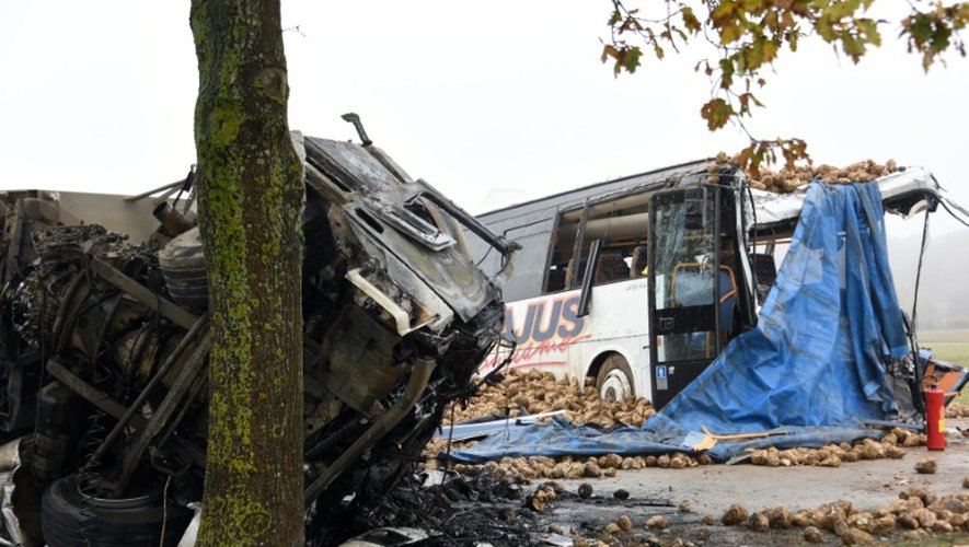 Les épaves d'un bus scolaire et un poids lourd à Bavincourt près d'Arras le 14 novembre 2016