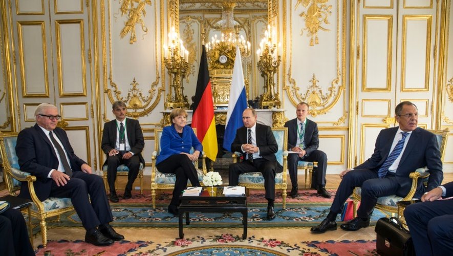 De GàD: Frank-Walter Steinmeier, Angela Merkel, Vladimir Poutine et Serguei Lavrov, lors d'une réunion sur l'Ukraine le 2 octobre 2015 à Paris