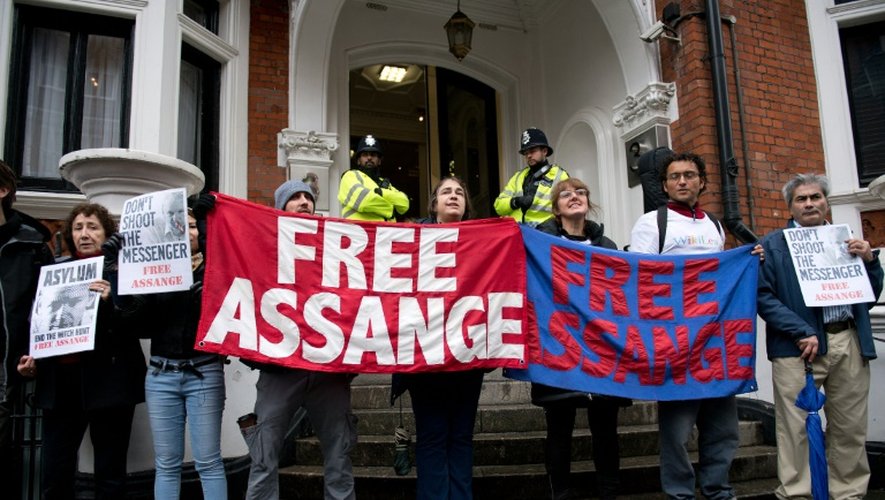 Des soutiens de Julian Assange devant l'ambassade d'Equateur, le 14 novembre 2016 à Londres
