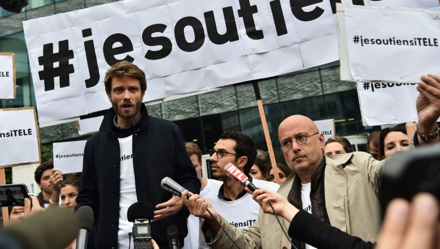 Le président de la Société des Journalistes (SDJ), Antoine Genton s'adresse aux salariés mobilisés, le 25 octobre 2016 devant les locaux de la chaîne