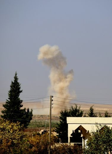 De la fumée s'élève près du village syrien d'Al-Huriya où sont déployés des combattants des Forces démocratiques syriennes en vue de la bataille de Raqa, le 11 novembre 2016