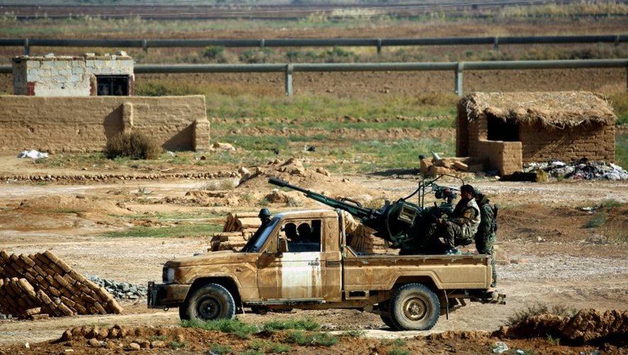 Des combattants de l'alliance arabo-kurde ou Forces démocratiques syriennes à Al-Huriya, en Syrie, en vue de la bataille de Raqa, le 11 novembre 2016
