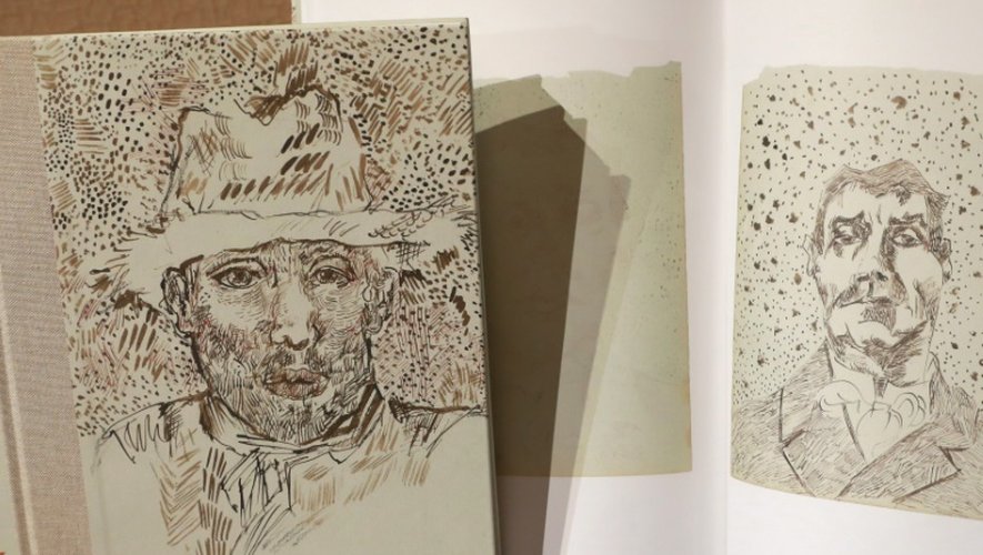Un carnet de dessins inédits attribués au peintre Vincent Van Gogh présenté le 15 novembre 2016 à Paris