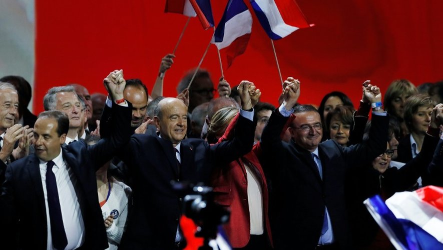 Alain Juppé entouré de ses soutiens lors d'un meeting au Zénith le 14 novembre 2016 à Paris