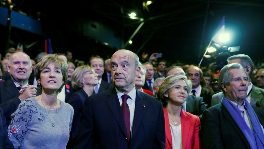 Alain Juppé entouré de son épouse Isabelle, Valérie Pécresse, et Jean-Louis Debré lors de son meeting le 14 novembre 2016 au Zénith à Paris