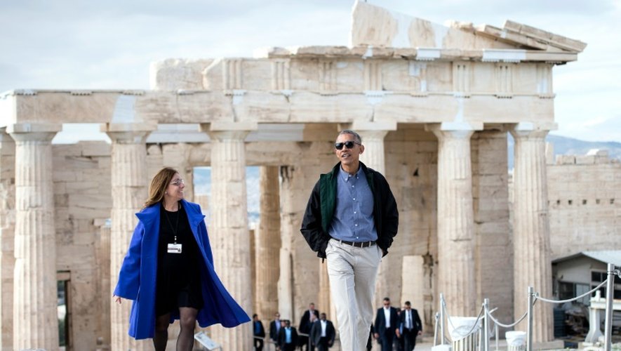 Le président américain Barack Obama visite l'Acropole, en compagnie de la directrice de l'Ephorie des Antiquités d'Athènes, Eleni Banou, le 16 novembre 2016 à Athènes
