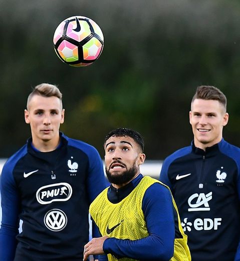 Lucas Digne (g), Nabil Fekir (c) et Kevin Gameiro, lors d'une séance d'entraînement de l'équipe de France à Clairefontaine, le 4 octobre 2016