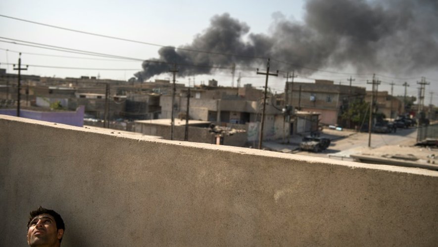 De la fumée s'élève au dessus d'une position du groupe EI le 14 novembre 2016 à Mossoul