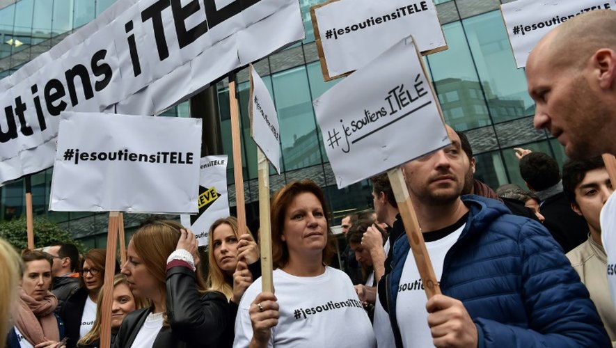 Regroupement d'employés d'iTELE devant le siège de la chaîne, le 25 octobre 2016 à Boulogne-Billancourt près de Paris