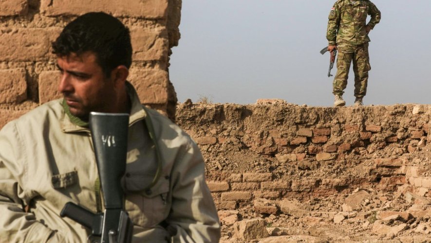 Deux soldats irakiens dans les décombres du site antique de Nimrod