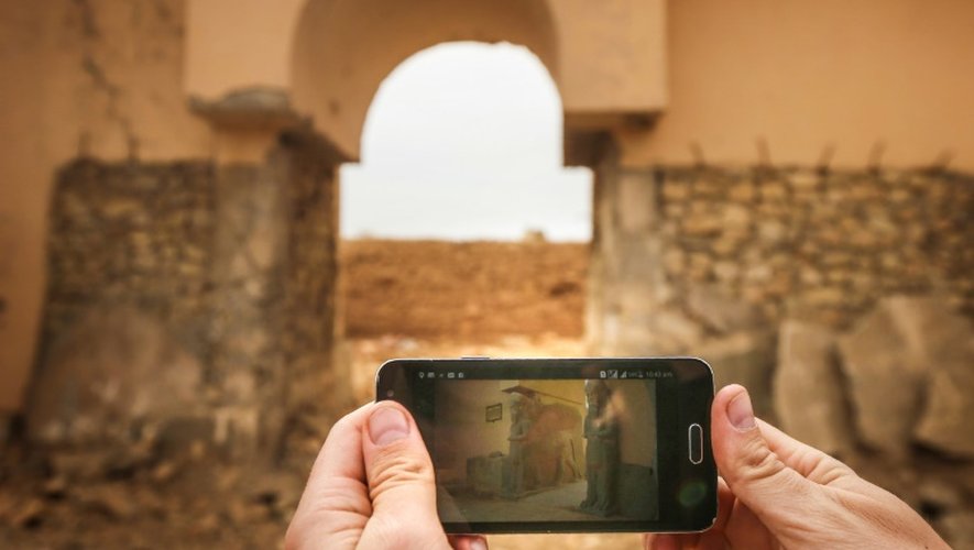 Un smartphone montre la photo d'un des vestiges de la cité antique de Nimrod aujourd'hui détruit après deux ans de contrôle de la cité par l'EI