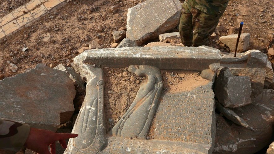 Un bas-relief détruit par l'EI dans la cité antique de Nimrod