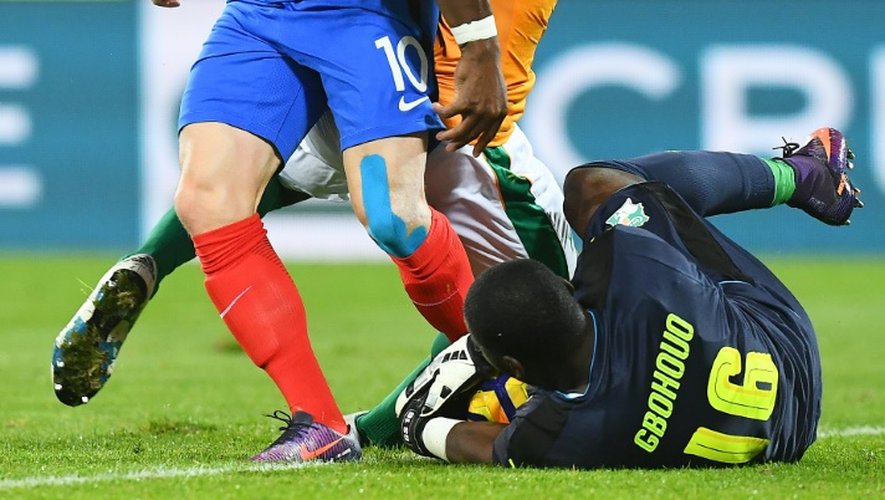 L'attaquant des Bleus Kevin Gameiro bute sur le gardien ivoirien Sylvain Gbohouo, le 15 novembre 2016 au stade Bollaert