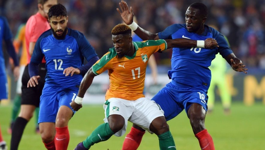 L'attaquant de l'équipe de France Nabil Fekir (g) et le milieu de terrain Moussa Sissoko (d), à la lutte avec le défenseur ivoirien Serge Aurier au stade Bollaert, le 15 novembre 2016