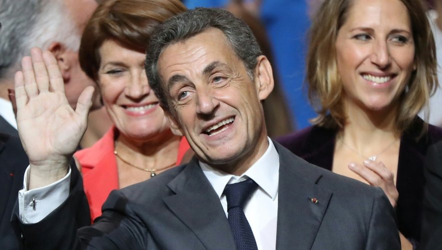 Nicolas Sarkozy, photographié lors d'un rassemeblement à Nice, perd cinq points dans les sondages
