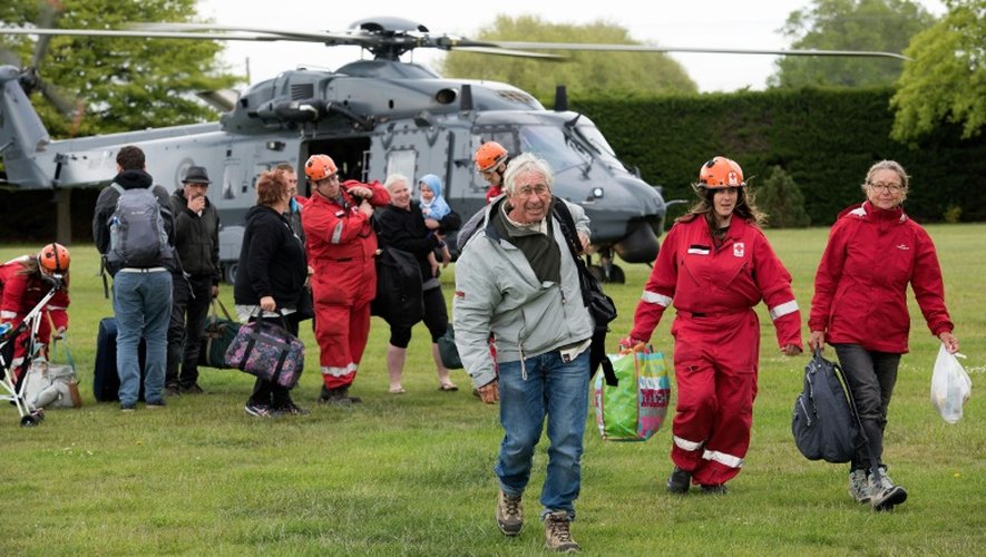 Des touristes bloqués à Kaikoura évacués par hélicoptère, le 16 novembre 2016 après un séisme en Nouvelle-Zélande