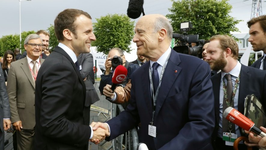 Emmanuel Macron et Alain Juppé se saluent lors du salon Eurosatory, le 16 juin 2016 à Villepinte (Seine-Saint-Denis)
