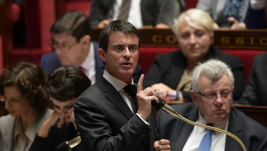 Manuel Valls lors des questions au gouvernement à l'Assemblée nationale le 15 novembre 2016 à Paris