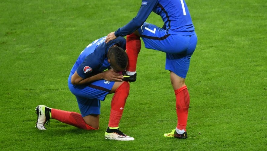Antoine Griezmann félicité par son coéquipier Dimitri Payet après un but contre l'Islande lors de l'Euro, le 3 juillet 2016 au Stade de France