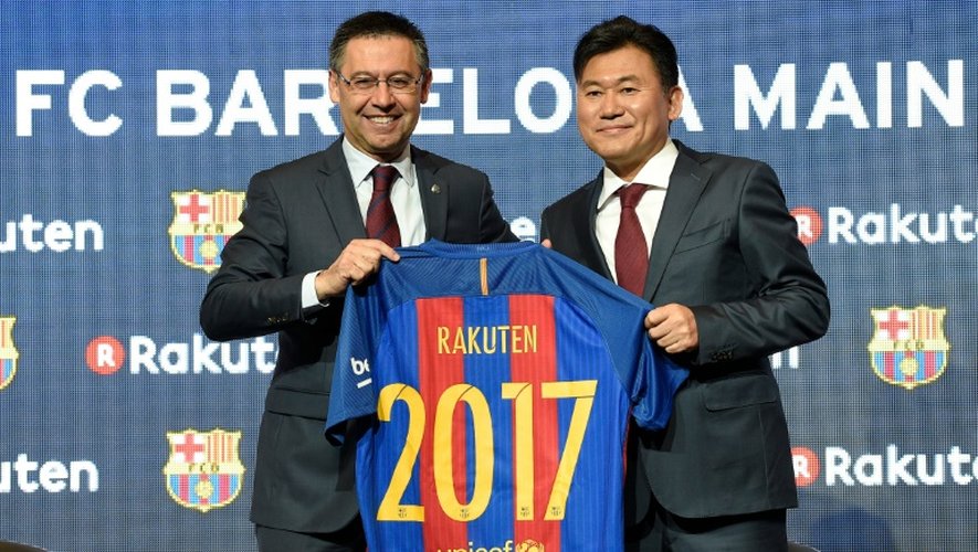 Le président du FC Barcelone Josep Maria Bartomeu et le directeur général du groupe japonais Rakuten Hiroshi Mikitani, le 16 novembre 2016 au Camp Nou