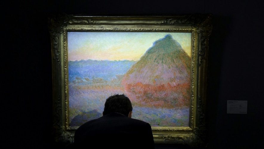 Un visiteur admire le tableau de Claude Monet intitulé la "Meule", le 18 octobre 2016 à Hong Kong