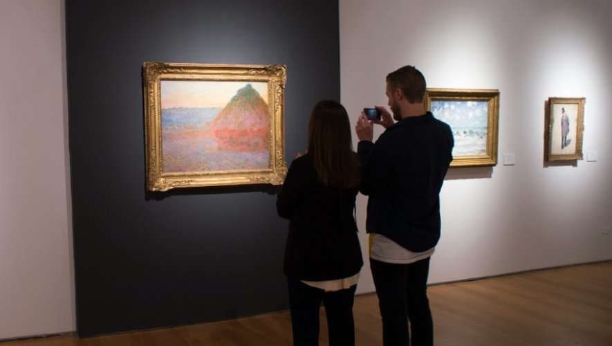 Des journalistes devant le tableau de Claude Monet intitulé "Meule", le 4 novembre 2016 à New York