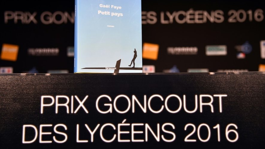 Le roman "Petit pays" de Gael Faye, récompensé par le Prix Goncourt des Lycéens à Rennes, le 17 novembre 2016