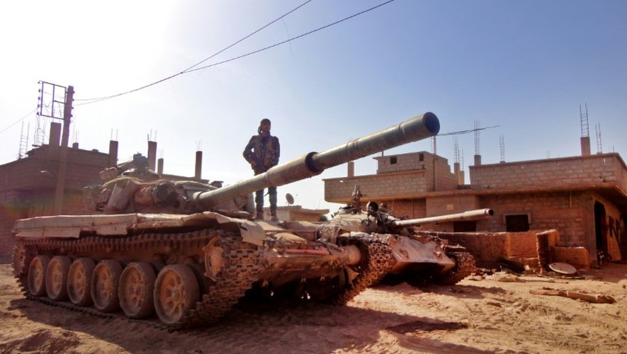 Un tank de l'armée syrienne dans l'enclave de Deir Ezzor aux mains du régime encerclée par l'EI, le 12 novembre