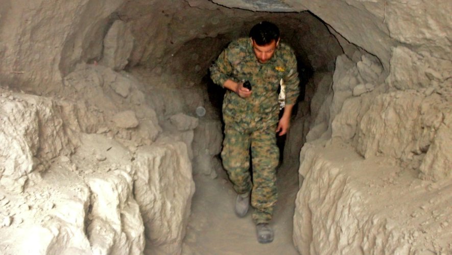 Un soldat du régime dans un tunnel creusé par les forces loyalistes à Deir Ezzor