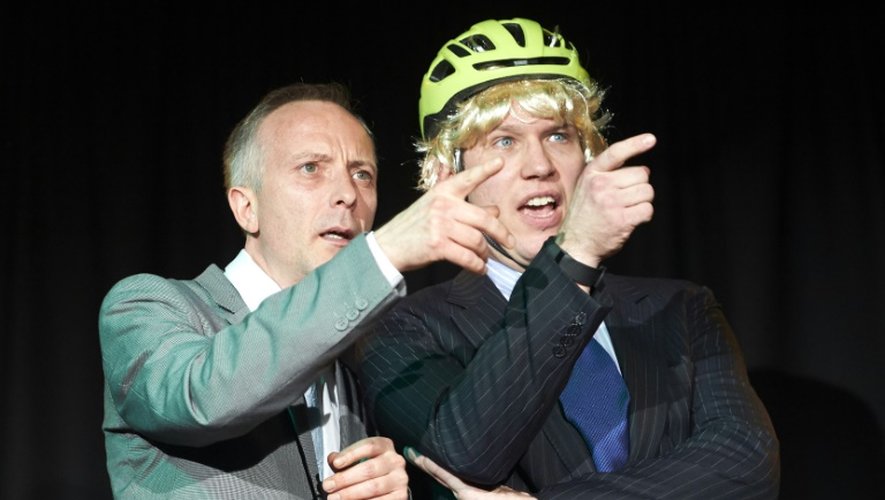 Les acteurs Chris Vincent interprétant Michael Gove (g) et James Sanderson jouant Boris Johnson lors d'une répétition de la comédie musicale "Brexit: The Musical", le 16 novembre à Londres