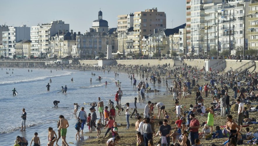 Des personnes en nombre sur une plage des Sables-d'Olonne, le 31 octobre 2016