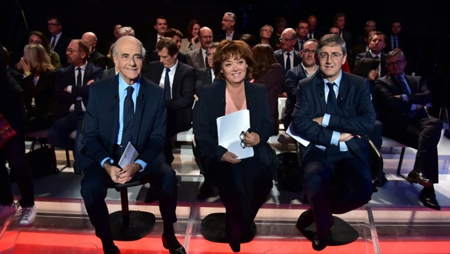 Jean-Pierre Elkabbach, Nathalie Saint-Cricq et Hervé Favre sont les journalistes sur le plateau de  France 2, à Paris le 17 novembre 2016