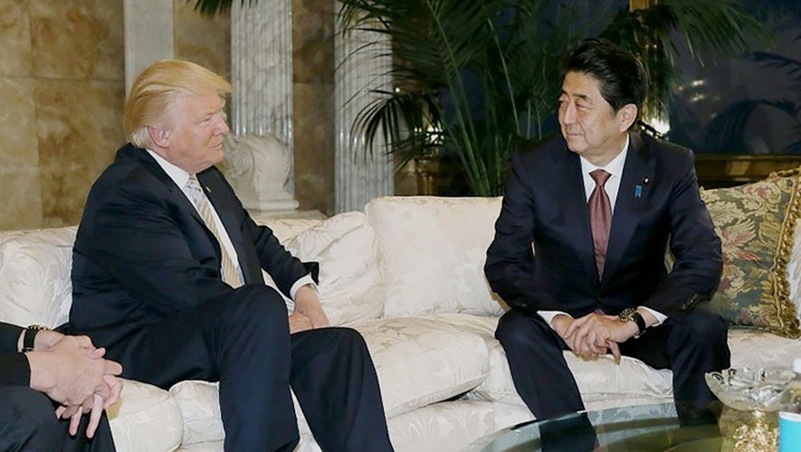 Le Premier ministre japonais Shinzo Abe (d) reçu par le président américain élu Donald Trump, le 18 novembre 2016 à New York