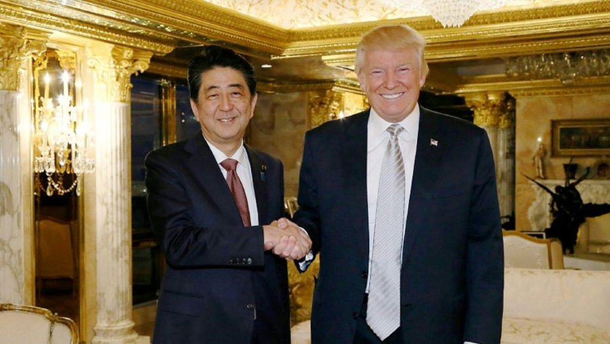 Le Premier ministre japonais Shinzo Abe (g) reçu par le président américain élu Donald Trump, le 18 novembre 2016 à New York
