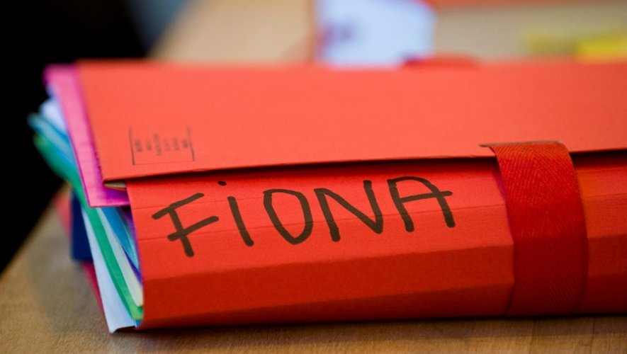 Un dossier portant le prénom de la petite "Fiona", à la Cour d'assises du Puy-de-Dôme, à Riom, le 17 novembre 2016