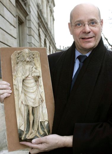 Christian Deydier, alors président du Syndicat national des antiquaires, tient une des statues retrouvées, le 2 mars 2006 à Bordeaux