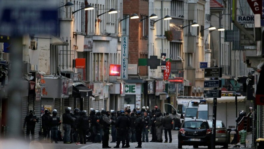Des policiers, le 18 novembre 2015, dans le centre-ville de Saint-Denis en marge de l'assaut donné par le Raid  visant un appartement occupé par des jihadistes des attentats du 13 novembre