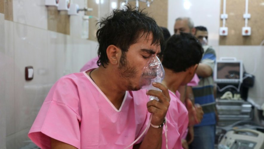 Un Syrien souffrant de difficultés respiratoires, est soigné dans un hôpital à Alep (Syrie), le 06 septembre 2016
