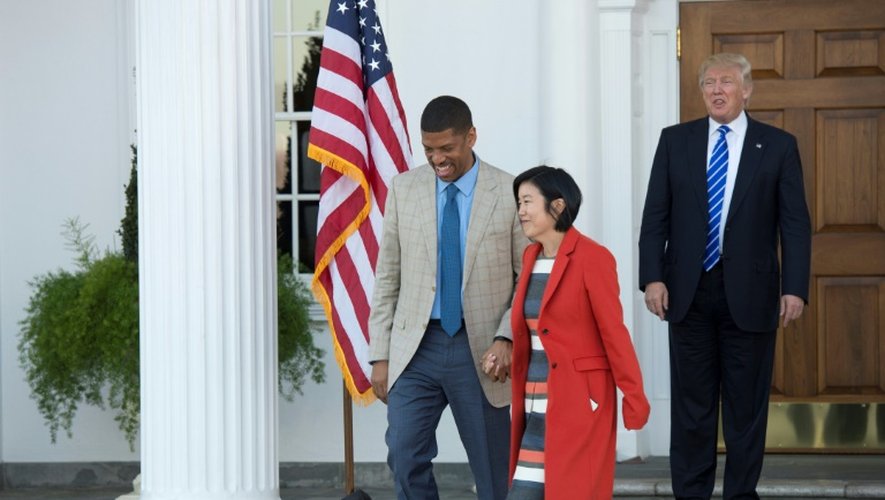 Michelle Rhee (d) et le maire de Sacramento, Kevin Johnson (g), après un meeting avec Donald Trump le 19 novembre 2016 à Bedminster, dans le New Jersey