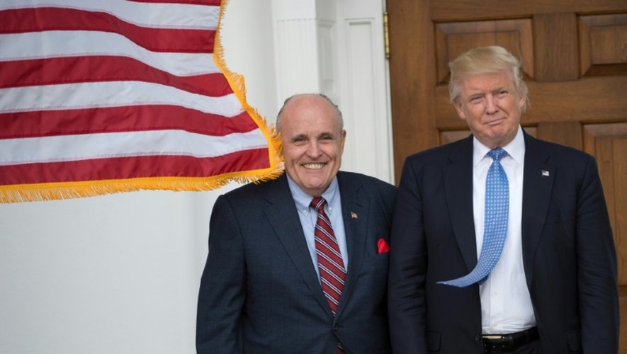 Le président élu américain Donald Trump et l'ancien maire de New York Rudy Giuliani au club house de M. Trump, à Bedminster dans le New Jersey le 20 novembre 2016