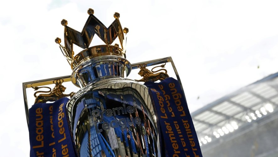 Le trophée de Champion d'Angleterre exposé avant un match entre Chelsea et Liverpool à Stamford Bridge, le 16 septembre 2016