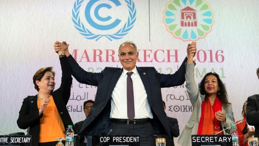 Le président de la COP22, Salaheddine Mezouar (c), la secrétaire exécutive Patricka Espinosa (g) et la secrétaire de la COP22, lors d'une conférence de presse, le 17 novembre 2016 à Marrakech, au Maroc